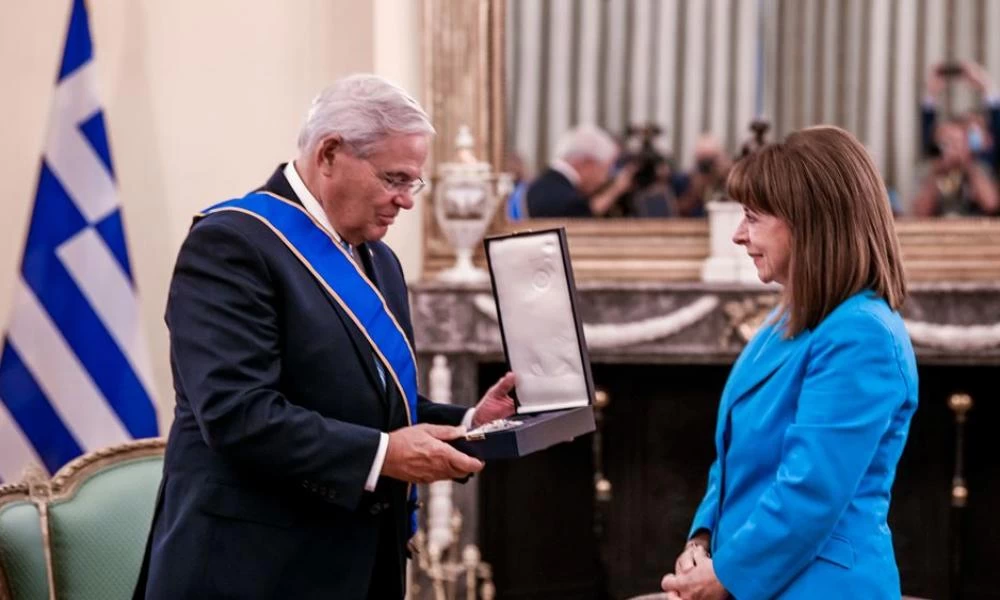 Απονομή του Παράσημου του Μεγαλόσταυρου του Τάγματος της Τιμής στον Μενέντεζ